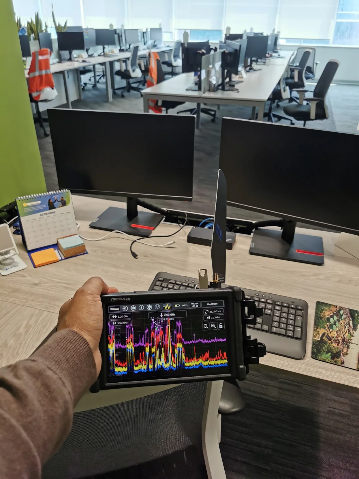Exploración técnica en un espacio de oficina